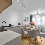 Wola - 8th Floor, Tram&bus Nearby Apartamento