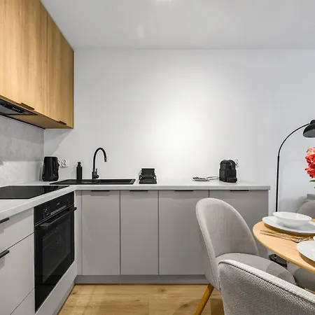 Apartamento Wola - 8th Floor, Tram&bus Nearby Varsóvia