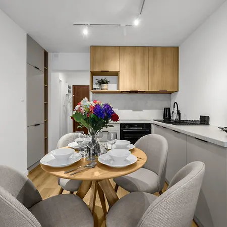 Wola - 8th Floor, Tram&bus Nearby Apartamento *